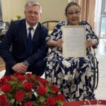 Бибигуль Тулегенова получила подарки от МИД России